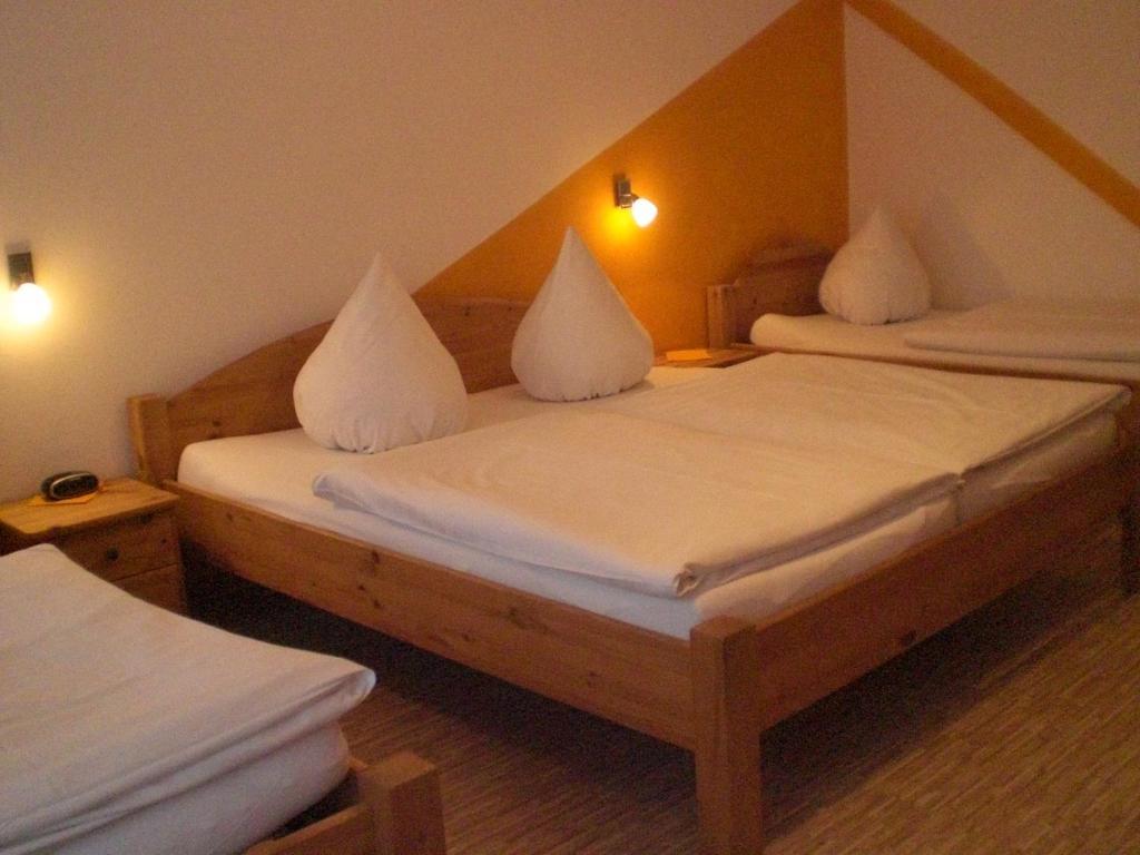 Gasthof Froehlich Langenbruck Room photo